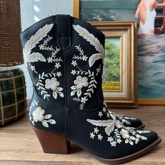 Women's Oasis Society Black Man Made Leather Boot Cream Floral Embroidery 8 NEW - Picture 1 of 11